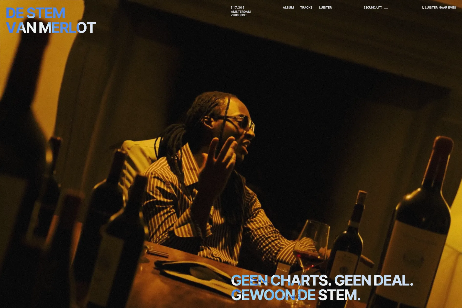 Reveal on the Eves Laurent site — Eves at the fireplace in golden light under the line 'Geen charts. Geen deal. Gewoon de stem.'